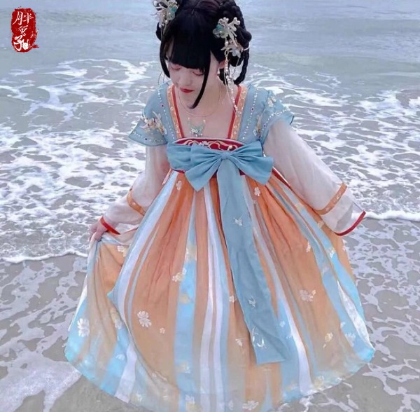 Hán phục cách tân nữ kết hợp truyền thống và hiện đại 17 Han phuc cach tan nu ket hop truyen thong va hien dai5